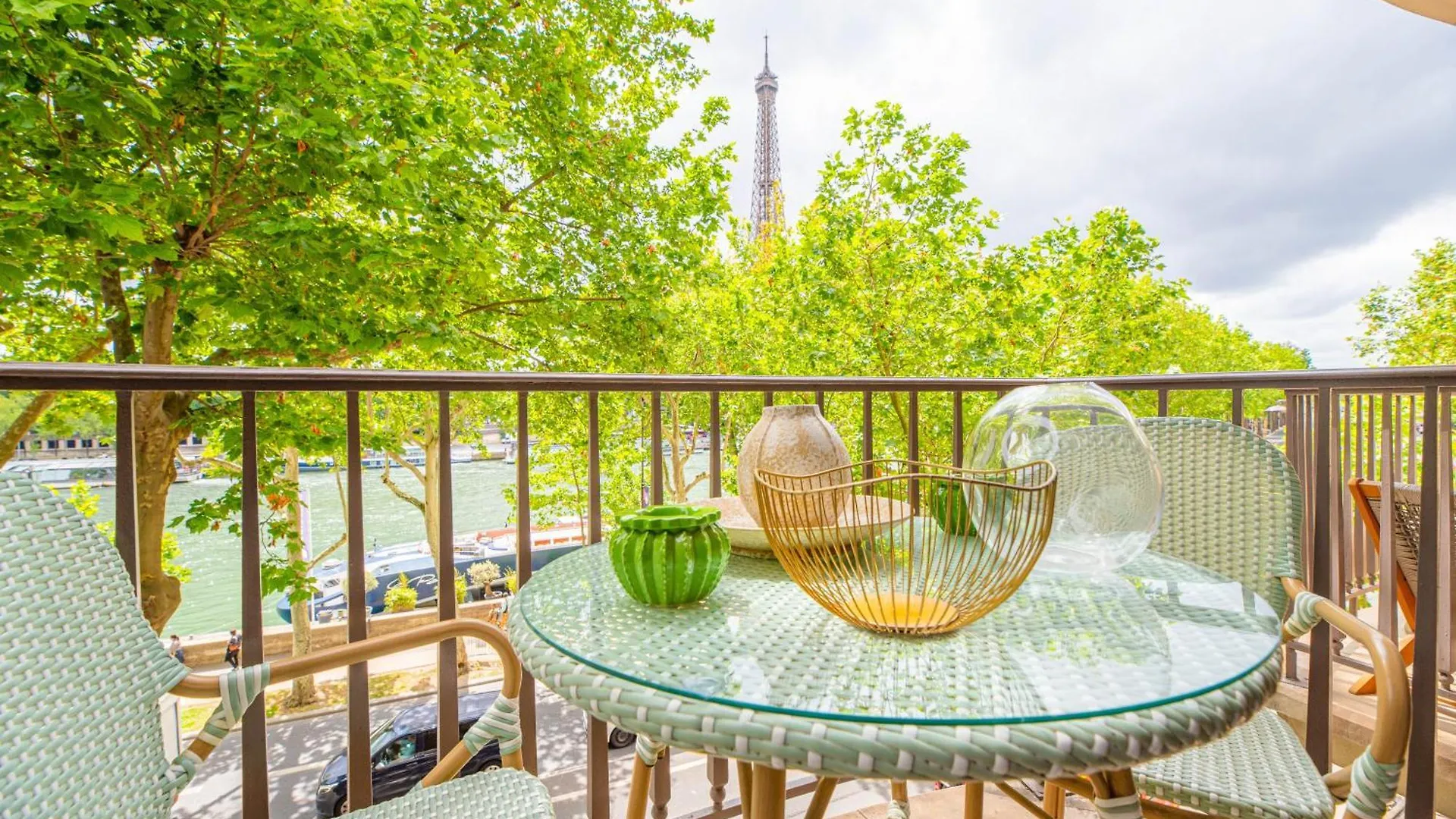 Luxury Flat Eiffel Tower View Apartment
